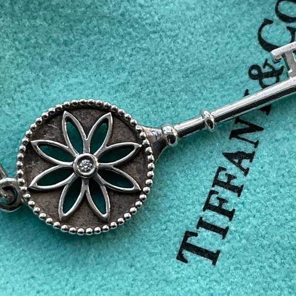 Tiffany & Co. Silver Key Necklace with real diamond - Picture 5 of 6